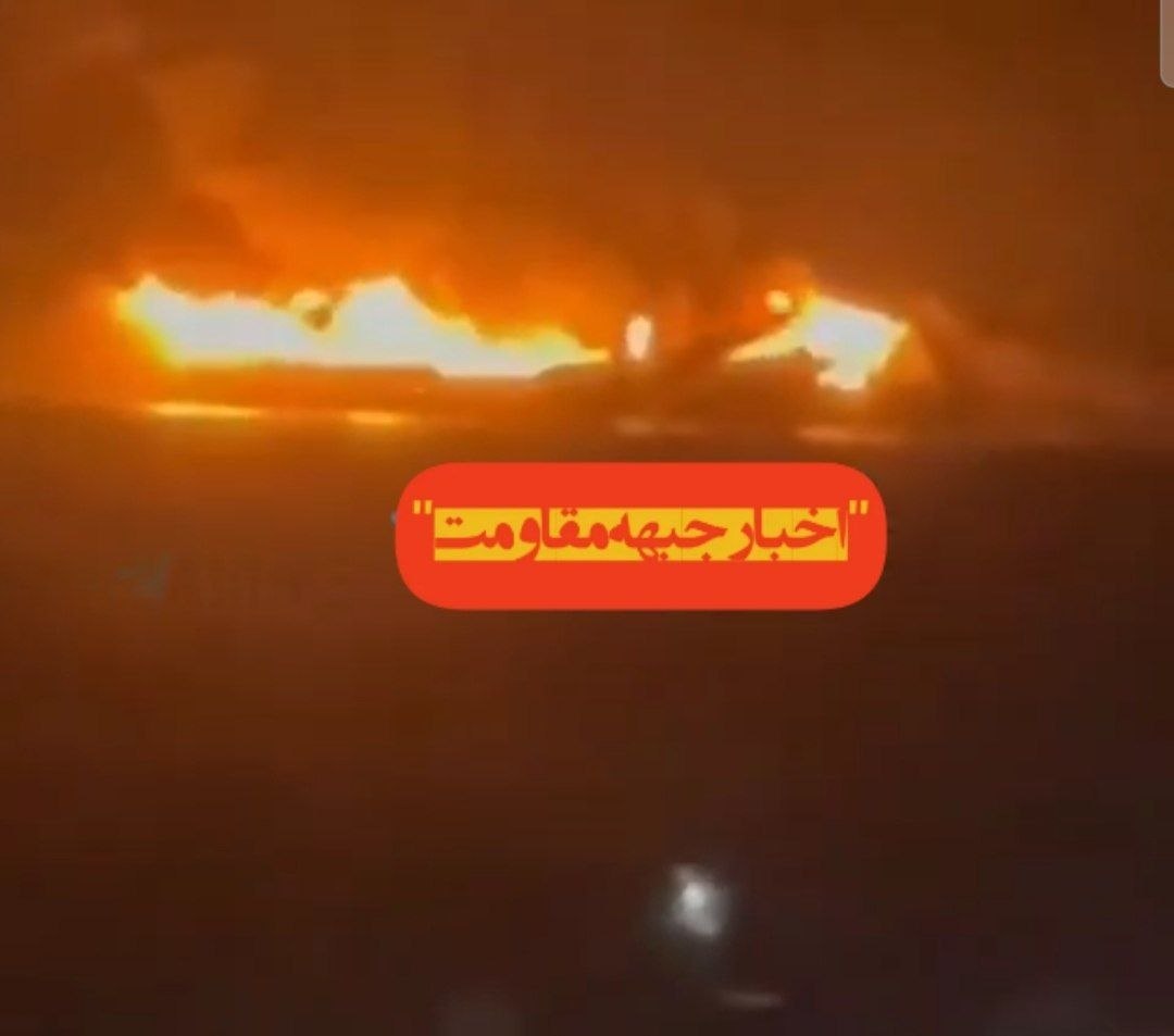Suudi Arabistan'a silah gönderen iki yük gemisi, El-Muha limanında çok sayıda mermi isabetiyle hedef alındı.