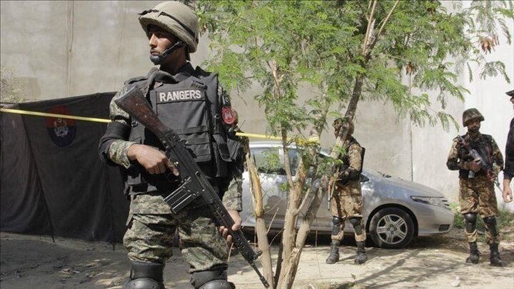 Pakistan'ın güneybatısında bir araca isabet eden patlamada 2 kişi öldü.