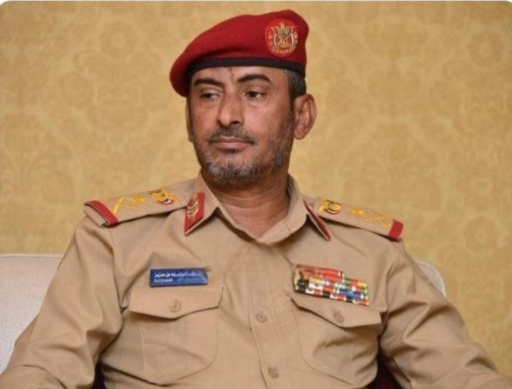 Yemen silahlı kuvvetlerinin hassas füze saldırısında öldürülen Yemen'deki Suudi paralı asker güçlerinin Kurmay Başkanı Korgeneral Aziz bin Sagheer'in fotoğrafı.