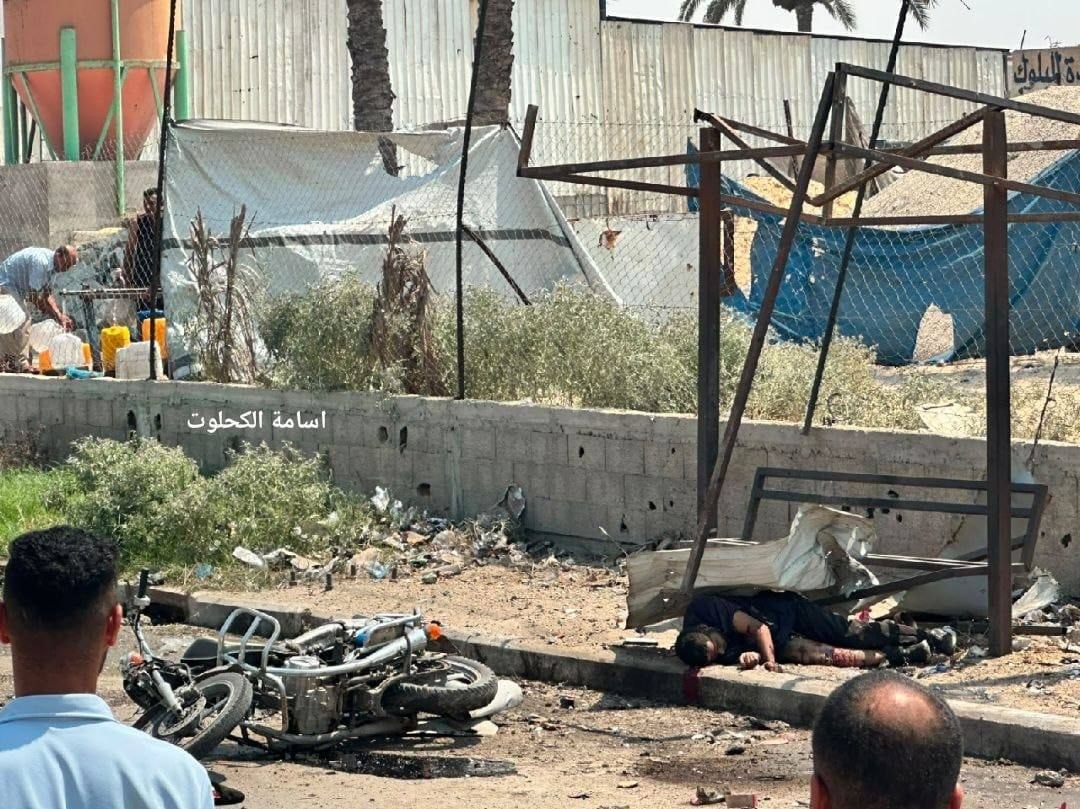 Gazze Şeridi'nin merkezindeki Deyr el-Belah'ta, El-Aksa Hastanesi yakınlarında İsrail'in bir motosiklete düzenlediği bombalı saldırının gerçekleştiği yerden görüntüler.