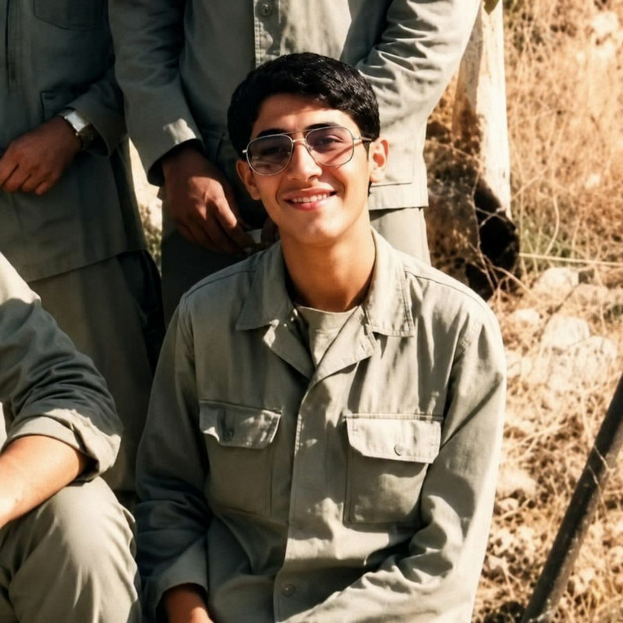 Rehber Seyyid Mücteba Hameney'in Kutsal Savunma dönemi gençlik yıllarına ait bir fotoğrafı.