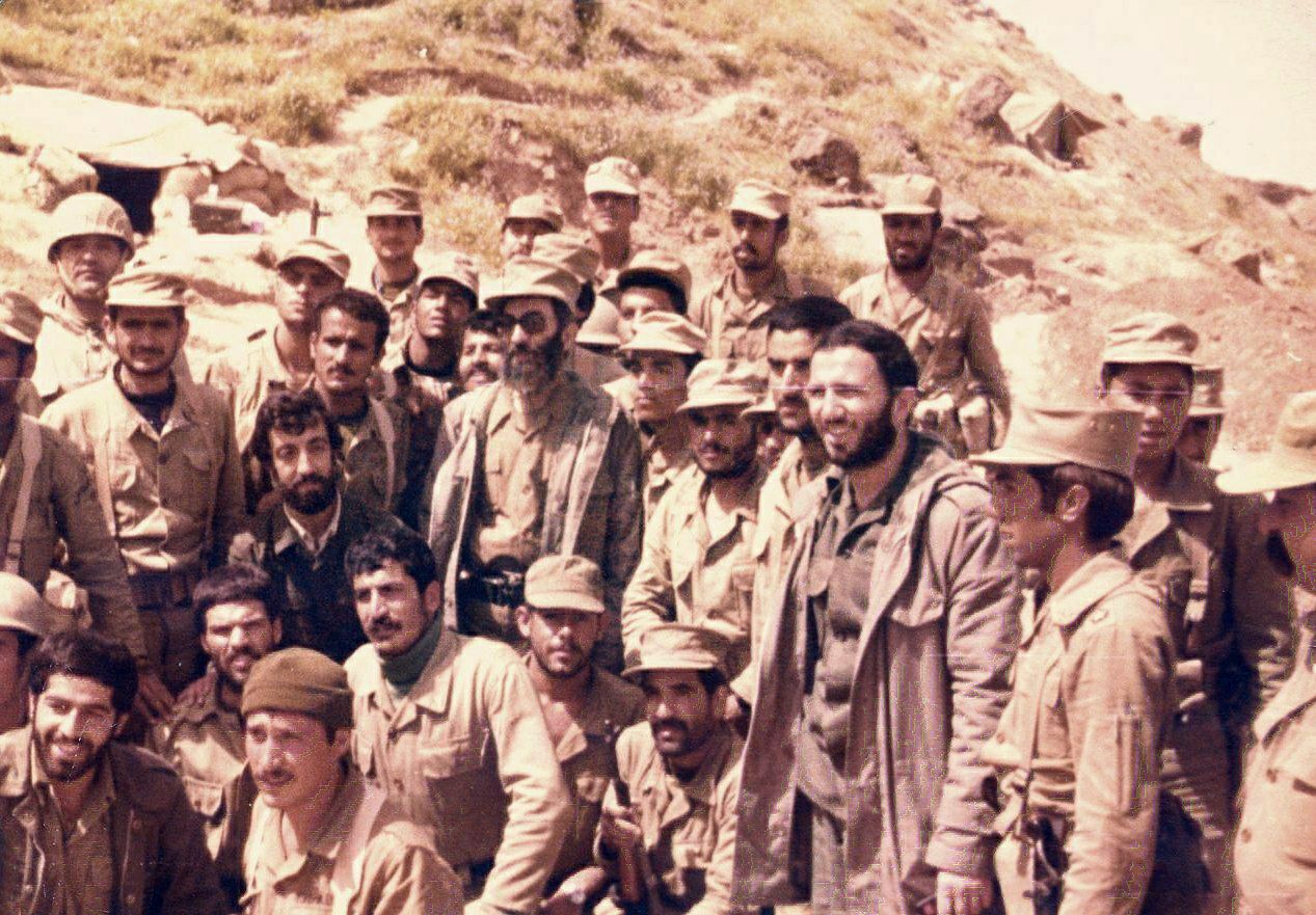 20 Ağustos 1981 - Deşt-i Abbas -Dezful'un batısındaki operasyon bölgesi Seyyid İmam Ali Hamaney'in ordunun kahraman savaşçıları arasındaki ziyareti