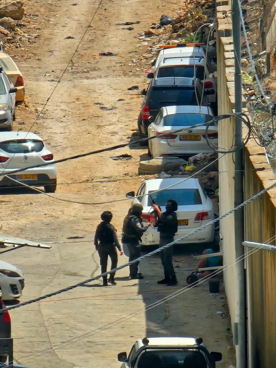 İsrail işgal güçleri, işgal altındaki Kudüs'ün kuzeyinde, Kalandia kampının yakınlarında genç bir adamı tutuklayıp taciz etti.