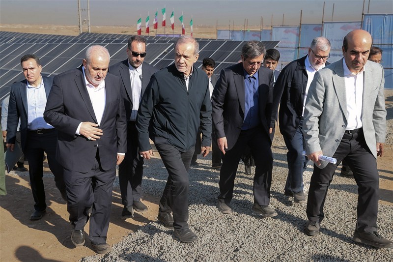 Tahran'daki 95 megavatlık güneş santralleri İran Cumhurbaşkanı, Pezeşkiyan'ın katılımıyla hizmete açıldı