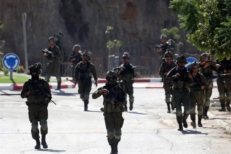 Siyonist İsrail ordusu, Batı Şeria'nın kuzeyindeki Nablus yakınlarındaki Kusra kasabasında kuşatma altındaki evlerin çevresine takviye birlikler gönderiyor.