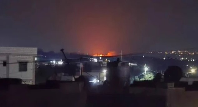 Suriye… İsrail güçlerinin aydınlatma fişekleri ateşlemesinin ardından Kuneytra kırsalında yangın çıktı.