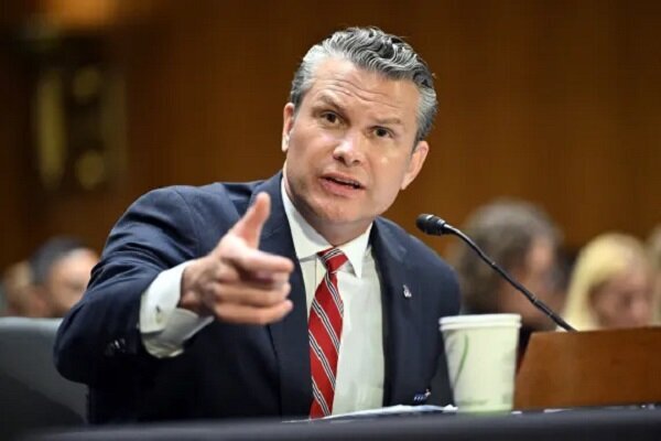 ABD Kongre üyesi Pete Hegseth'in görevden alınmasını istedi.