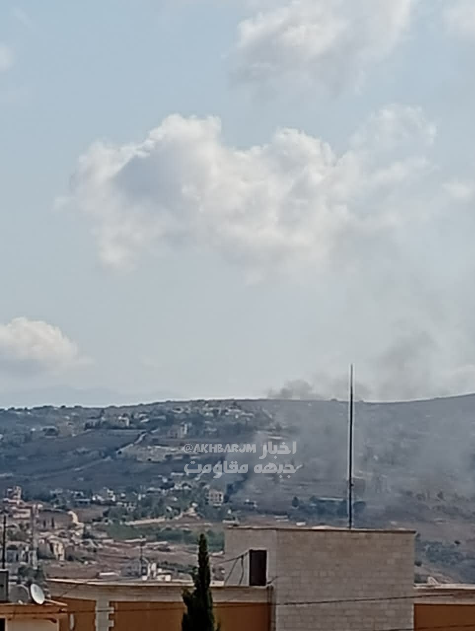 Siyonist İsrail ordusu, Lübnan'ın güneyindeki Houla köyünde evleri bombalıyor.