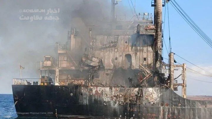 Rus güçleri, Karadeniz'de askeri yük taşıyan iki Ukrayna donanma gemisini hedef aldı.