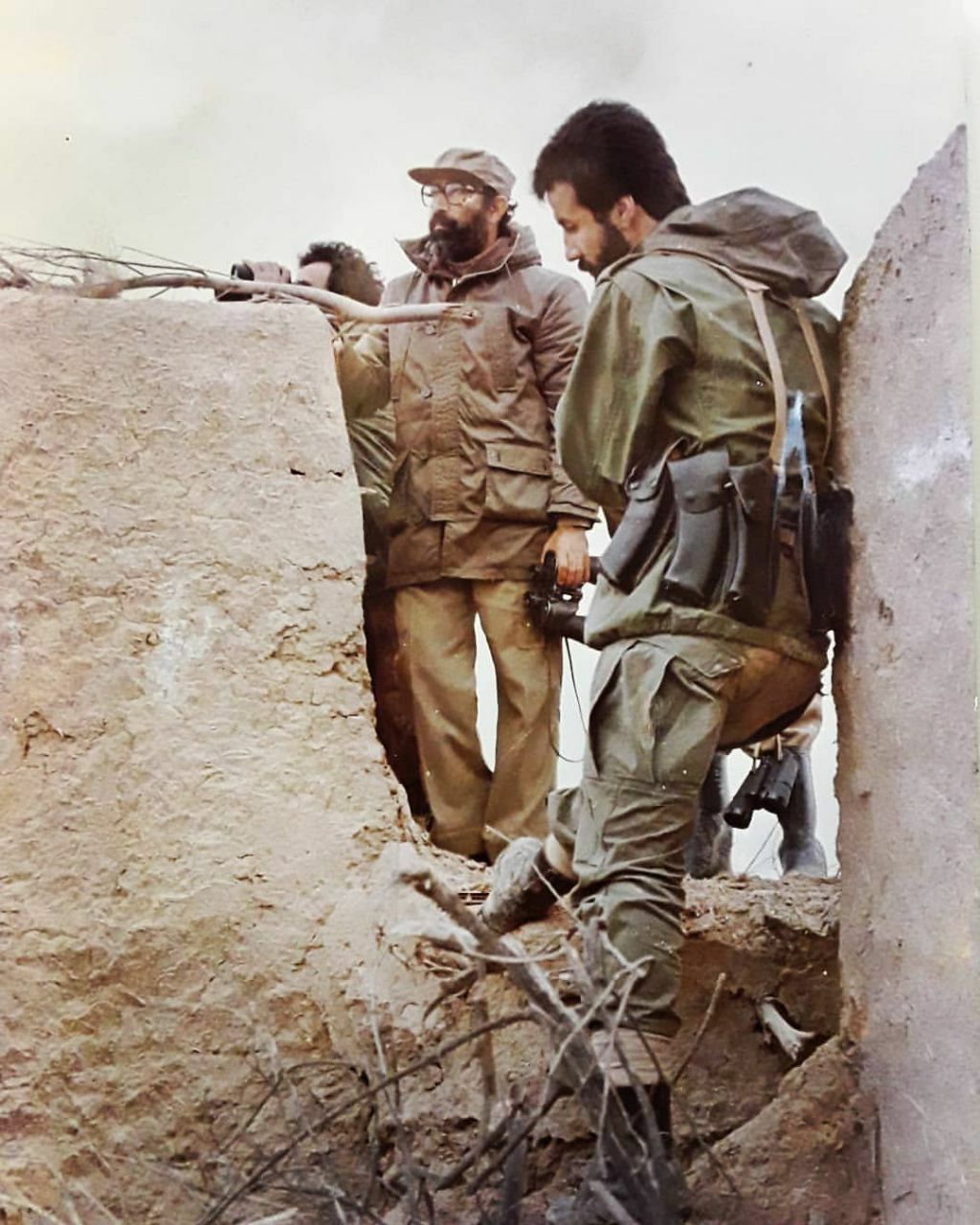 Kış 1980 (Kutsal Savunma Dönemi / İran-Irak Savaşı), Susangerd'in güneyi Şehit Dr. Çamran, Malikiye köyünün evlerinin arkasından düşmanı gözetliyor.