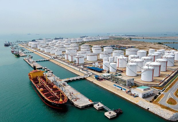 ABD, Harg adası yakınlarında İran petrol tankerine saldırdı.
