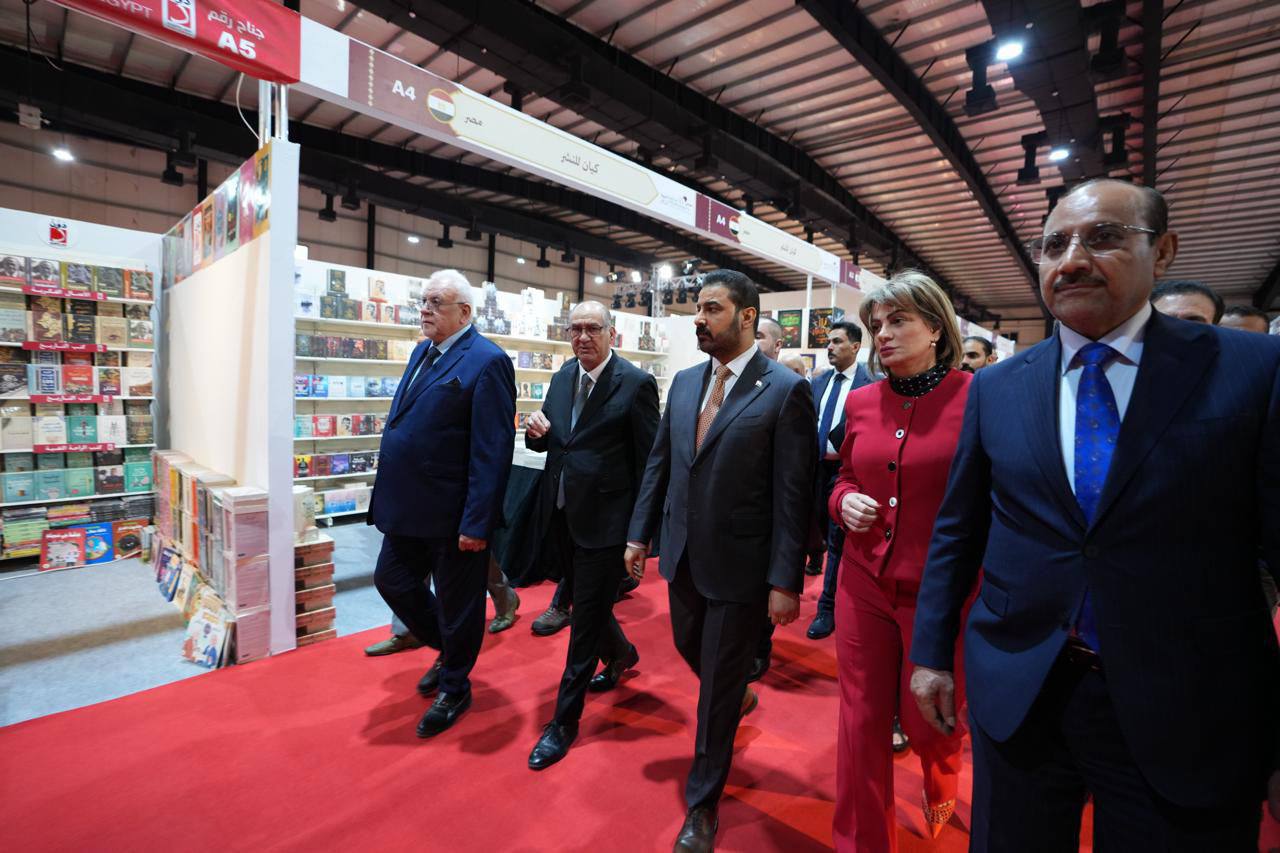 Irak Başbakanı, 27. Bağdat Uluslararası Kitap Fuarı'na katılan Irak, Arap ve uluslararası yayınevlerinin stantlarını gezdi.