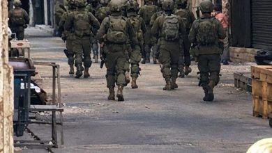 Siyonist İsrail güçleri Nablus’un Eski Şehir bölgesine geniş çaplı baskın düzenledi