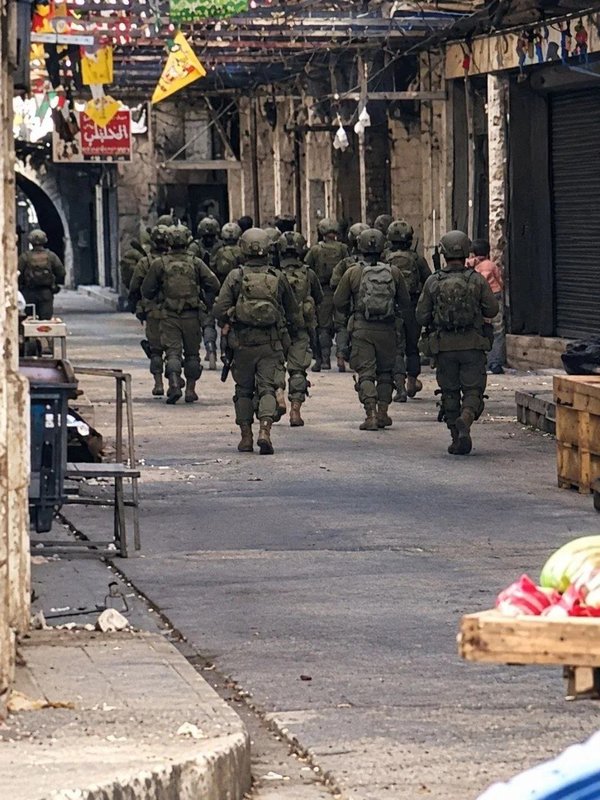 Siyonist İsrail güçleri Nablus’un Eski Şehir bölgesine geniş çaplı baskın düzenledi