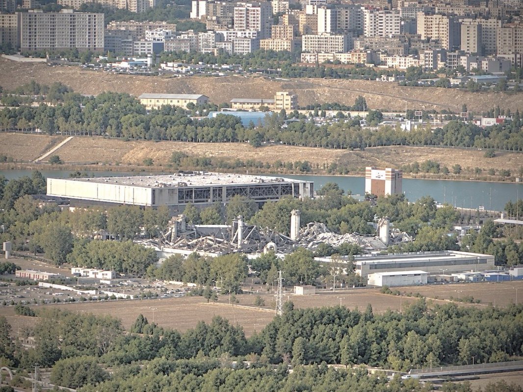 Amerikan bombardımanı sonrası 12 bin kişilik Azadi Stadyumu görüntülendi