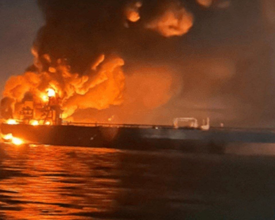 Birleşik Arap Emirlikleri'ne ait petrol tankeri Basra Körfezi'nde alev aldı